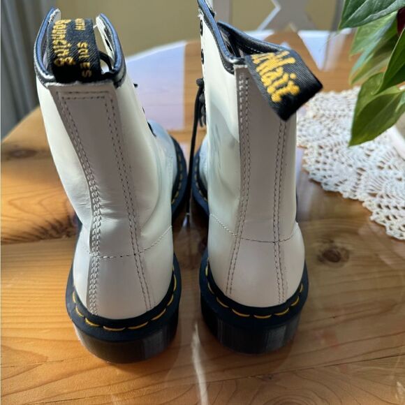 The iconic 1460 8-eye combat boot from Dr. Martens - Picture 7 of 9